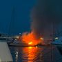 Yacht in fiamme a Portosole, alta colonna di fumo visibile da chilometri: scattano i soccorsi (foto) Yacht in fiamme a Portosole, alta colonna di fumo visibile da chilometri: scattano i soccorsi (foto)