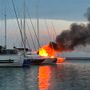 Yacht in fiamme a Portosole, prende quota l'ipotesi del corto circuito: l'imbarcazione trasferita in un'area di sicurezza Yacht in fiamme a Portosole, prende quota l'ipotesi del corto circuito: l'imbarcazione trasferita in un'area di sicurezza