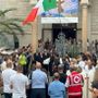 L’ultima carezza a Bea: Bordighera si ferma, poi l’accompagna nel vento e nel silenzio (Foto e video)