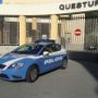 Ruba in negozio, scappa inseguito dalla titolare e si butta in mare per sfuggire alla Polizia: arrestato 42enne Ruba in negozio, scappa inseguito dalla titolare e si butta in mare per sfuggire alla Polizia: arrestato 42enne