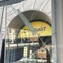 Spaccano il vetro del dehor e mangiano del gelato: danni da &quot;Capatoast&quot; in Darsena (FOTO)