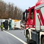 Camion si ribalta perdendo il contenuto: autista in codice giallo, traffico interrotto sulla A6 Camion si ribalta perdendo il contenuto: autista in codice giallo, traffico interrotto sulla A6
