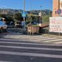 Striscione di "Vivere Vado" contro Gilardi e i lavori sulla strada di scorrimento. La maggioranza: "Il Sindaco e l’amministrazione ci sono e ci sono sempre stati" (FOTO)
