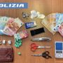 Droga nascosta tra le siepi e sugli alberi nei giardini delle Trincee: due gli arrestati