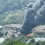 Maxi colonna di fumo nero a Cenesi: a fuoco la discarica (FOTO e VIDEO)