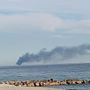 Densa colonna di fumo nero si alza da una nave al largo di Savona: momenti di apprensione (FOTO) Densa colonna di fumo nero si alza da una nave al largo di Savona: momenti di apprensione (FOTO)