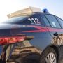 Aggredisce due uomini e fugge con un’auto rubata: tre vittime in venti minuti, identificato e arrestato il responsabile