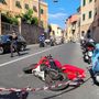Finale, scontro sull'Aurelia tra una moto e un'auto: due feriti, traffico bloccato nel cuore della cittadina