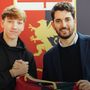 Calcio. Roberto Scaglione firma il primo contratto da professionista, firma e stretta di mano insieme al Genoa per il ragazzo di Andora Calcio. Roberto Scaglione firma il primo contratto da professionista, firma e stretta di mano insieme al Genoa per il ragazzo di Andora