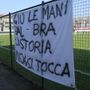 “Giù le mani dal Bra, la storia non si tocca”: la Gioventù Giallorossa contraria alla fusione, scritte allo stadio e alla partita dell’Albese