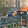 Prima il tamponamento, poi le fiamme: auto brucia sulla Torino-Savona [FOTO E VIDEO]