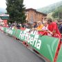 Vuelta a Limone, il folklore e i colori del popolo del ciclismo: l'attesa dell'arrivo [FOTO e VIDEO]