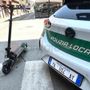 Per le vie di Cuneo, contromano in monopattino con il fratellino: 14enne inseguito e fermato dalla Polizia locale Per le vie di Cuneo, contromano in monopattino con il fratellino: 14enne inseguito e fermato dalla Polizia locale