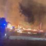 Le impressionanti immagini del rogo: incendio distrugge un magazzino di pellet e pallet a Vezza d'Alba [VIDEO]