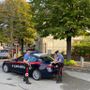 Se ne va a bordo dell’auto da restaurare, titolare dell’officina si butta nell’abitacolo e lo ferisce nel tentativo di fermarlo