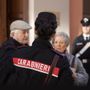 Il finto carabiniere arriva in taxi. Ad aspettarlo c’è il maresciallo del paese