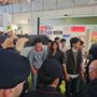 I pro Pal contestano il ministro della Difesa Crosetto al Salone del Libro
