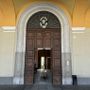 La maniglia gli rimase in mano, fatale la caduta mentre apriva la porta: tecnico comunale a processo per omicidio colposo