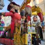 Fossano in festa: il Carnevale invade via Roma tra carri, musica e migliaia di figuranti [FOTO]