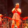 Elio e le Storie Tese conquistano piazza Galimberti: ironia, virtuosismo e migliaia di spettatori per il Cuneo Music Festival [Foto]