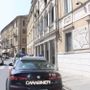 Calci e pugni al padrone di casa che lo ammoniva perché lo aveva sorpreso a orinare accanto al suo portone