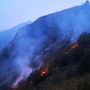 Incendi senza tregua nel Cuneese: il rogo sul monte Piastra entra nel sesto giorno Incendi senza tregua nel Cuneese: il rogo sul monte Piastra entra nel sesto giorno