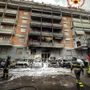 Rogo in via Sineo: un'auto prende fuoco, ma le fiamme avvolgono anche altre vetture vicine e il palazzo di fronte [VIDEO]