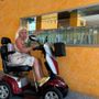 Dispetti nel palazzo degli invalidi: “Mi rubano la posta e mi insultano, voglio andarmene”