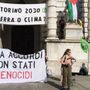 Blitz di Extinction in Comune con bandiere pro-Pal: &quot;Basta accordi con Israele&quot;