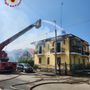 Tetto in fiamme in una casa a Pianezza: l’intervento dei vigili del fuoco