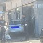 Incidente a Mirafiori, un'automobile sfonda la saracinesca di un negozio [FOTO]
