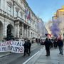 Corteo antimilitarista nelle strade del centro di Torino: sfilano davanti al Comune (aspettando gli Aerospace &amp; defense meetings)