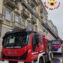 Brucia un appartamento in corso Re Umberto: evacuato il palazzo, al lavoro 6 squadre e 17 vigili del fuoco Brucia un appartamento in corso Re Umberto: evacuato il palazzo, al lavoro 6 squadre e 17 vigili del fuoco