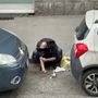 Si buca tra le auto in sosta in Barriera di Milano: il video choc girato da un residente