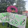 Via Gressoney blindata per Vannacci: clown e striscioni contro il generale