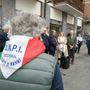 Pietre d'inciampo vandalizzate, presidio in piazza Santa Giulia: "Gesto ignobile per cancellare la Shoah" [FOTO]