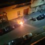 Sparano petardi e incendiano auto e bidoni, la 7: “Senza agenti, zone rosse flop”