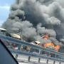Schianto terribile tra due camion sulla Torino-Piacenza. Prende fuoco una bisarca, morto il conducente Schianto terribile tra due camion sulla Torino-Piacenza. Prende fuoco una bisarca, morto il conducente