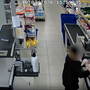 Ladro trasformista rapina il supermercato e si cambia d'abito più volte durante la fuga: arrestato a Borgo Vittoria [VIDEO]