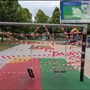 I vandali spaccano le altalene nel giardino appena riaperto dopo i lavori del Pnrr