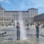 Ultima campanella, poi il bagno: tuffi nelle fontane di Piazza Castello per il primo giorno di vacanza [FOTO]