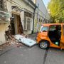 Fiat Panda come ariete contro la farmacia comunale, in fuga due donne incappucciate