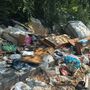 Marciapiede invaso dai rifiuti ed erbacce, degrado nell'area ex Mazda Palace. Circoscrizione 5: "Ripulire l'area" [FOTO]