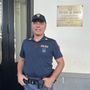 Soffoca con il cibo alla stazione di Napoli: poliziotto fuori servizio le salva la vita Soffoca con il cibo alla stazione di Napoli: poliziotto fuori servizio le salva la vita