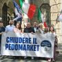 Violenta 13enne nel minimarket, scarcerato dopo 2 notti. FdI all'attacco: "Chiudete pedomarket"