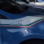 Dopo aver svaligiato un'auto, tenta di camuffarsi cambiandosi la t-shirt ma è tradito dai tatuaggi: arrestato