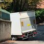 In collina il furgoncino resta incastrato e prende fuoco, intervengono i pompieri
