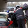 Tenta di strapparle la borsa e la trascina per metri sull'asfalto: arrestato dai carabinieri
