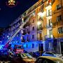 Esplosione nella notte in via Nizza: le fiamme fanno crollare il tetto dell'appartamento