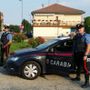 Giaveno, litigano per la verniciatura della scala condominiale: suocero e genero picchiano e aggrediscono con una pistola un vicino di casa